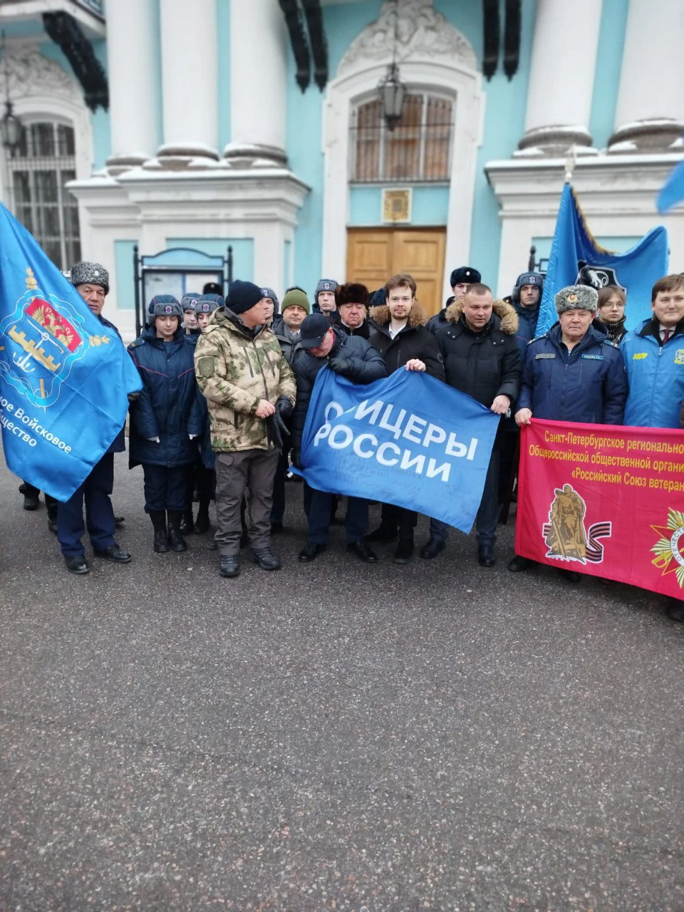 Ветераны РСВ отправили гуманитарный конвой в Мариуполь: освящение знамени и помощь воинам СВО