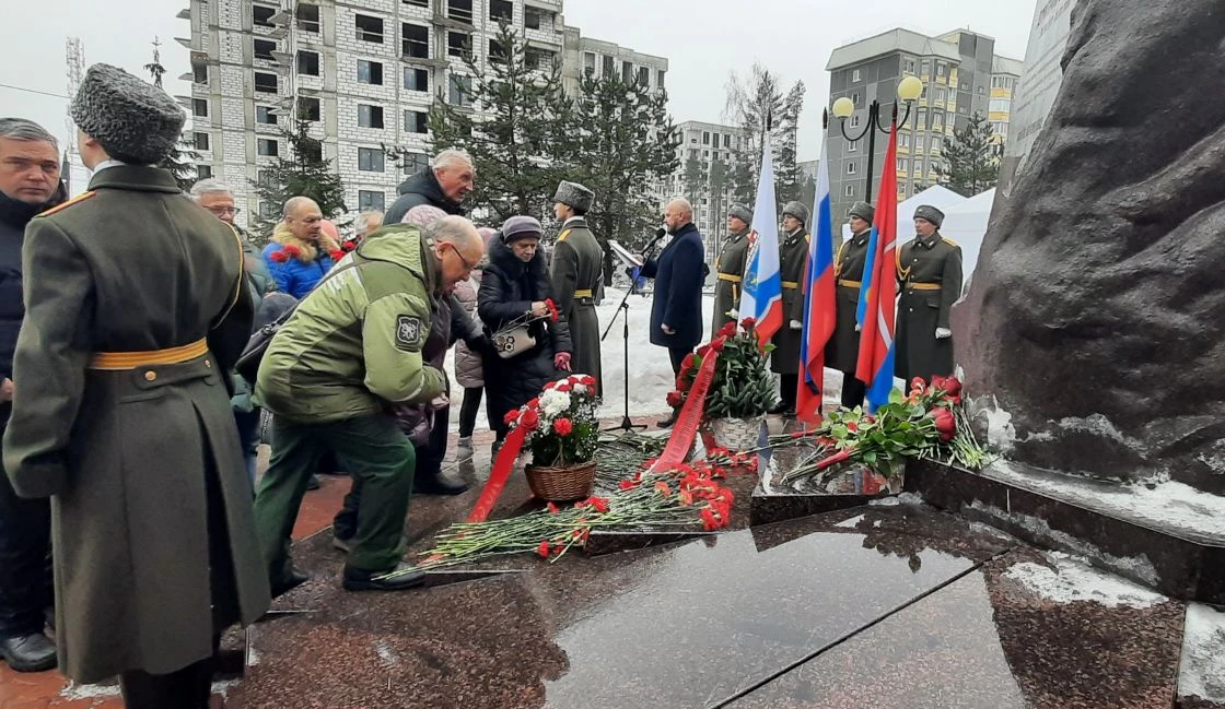 Память сильнее времени: в годовщину подвига 6-й роты прошёл траурный митинг