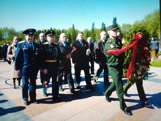 8 мая: возложение на Пискарёвском кладбище, концерт в «Октябрьском» и поздравление ветеранов руководителями города и Военного округа